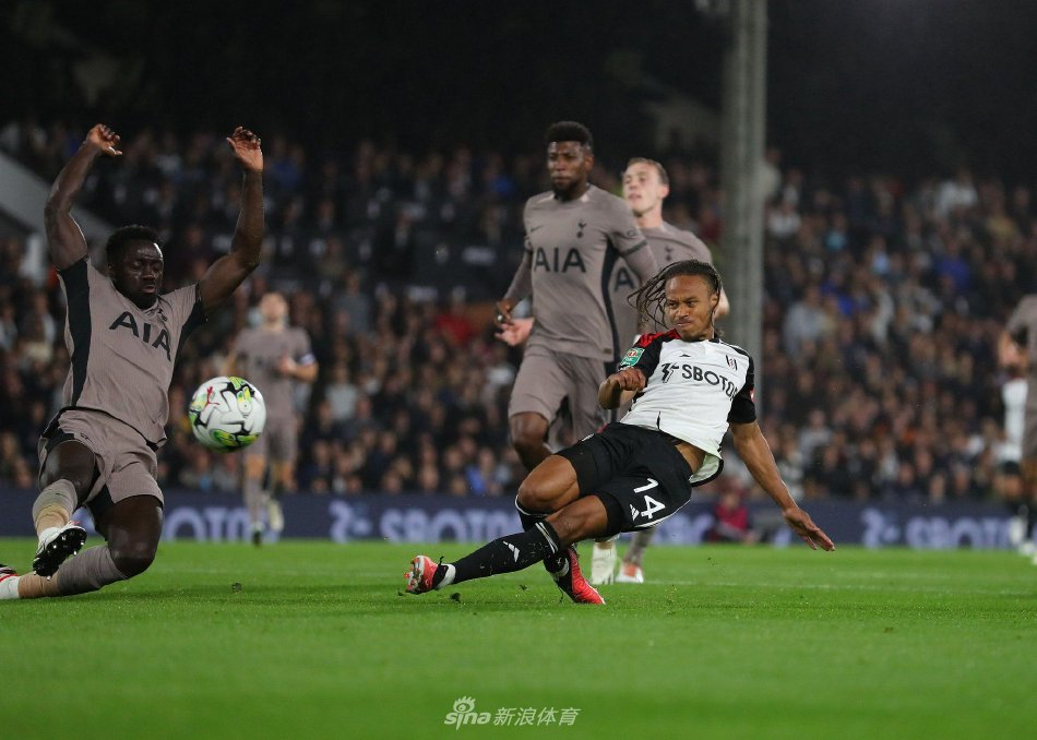 他的脚先碰 他的脚先碰